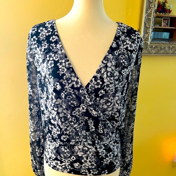 WhiteHouseBlack Market Black floral print wrap top with sheer sleeves size S - Picture 1 of 10